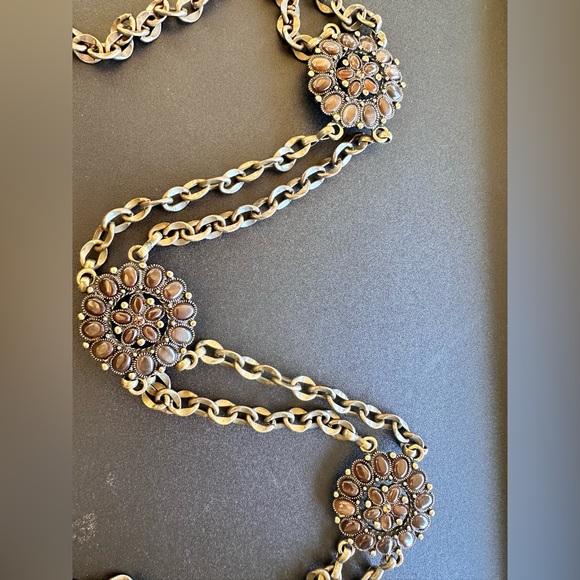 Brass tone flower belt with brown rims tones. Lobster clasp closure. - Picture 2 of 6